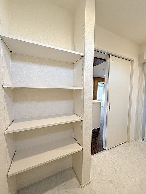 各所に効率的に配置された収納スペースがあり、日常のモノをすっきりと収納できます。 