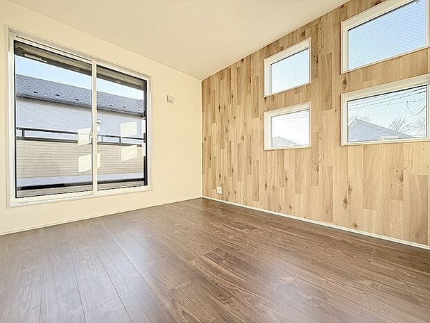 洋室はモダンなデザインと機能性を備え、快適な生活空間に。明るい窓から差し込む自然光が広々とした空間をさらに明るく開放的に感じさせます。  