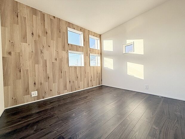 スタイリッシュなデザインと快適な居住性を兼ね備えた洋室。広々とした空間は、自分らしいインテリアを楽しむことができるほか、リラックスした時間を過ごすことができそうです。 