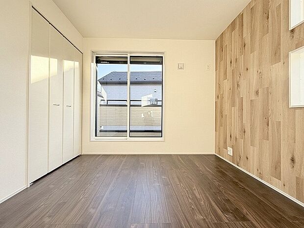 スマートなデザインと賢い収納が生活を快適にします。広々とした雰囲気を演出する工夫が施され、生活空間の魅力を引き出します。  