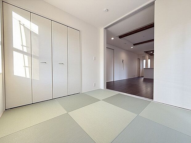 和室がある間取り。畳の香りとともにどこか落ち着く空間です。 