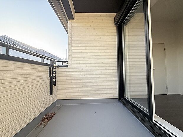 季節の変化や天気の良い日には、バルコニーでの時間が心地よく、気分をリフレッシュさせることができます。