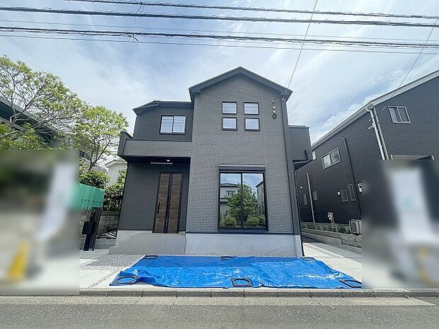 周辺の街並みの中で適度な主張、生活に溶け込むシンプルなデザインの外観が魅力の一戸建です。