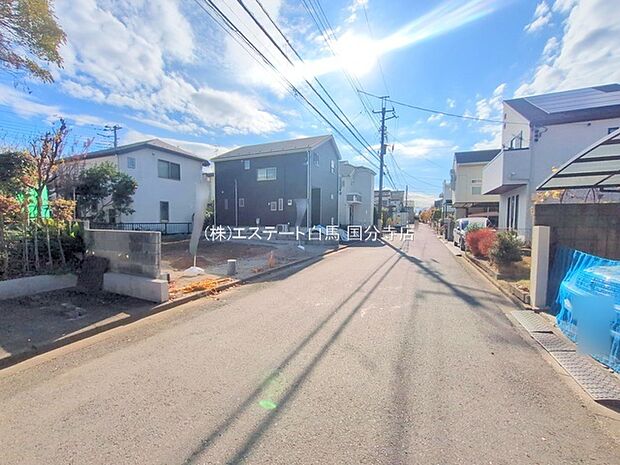 安心して暮らすことのできる住宅街。　住宅地の道路は一般に交通量が少なく車などの騒音が少ないため、住民にとって静かな生活環境が提供されます。 