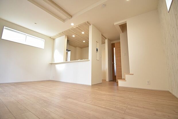 家族が食事するダイニングスペースをキッチンから見渡せる設計に。お料理をしながら家族とのコミュニケーションが増えそうな予感。 