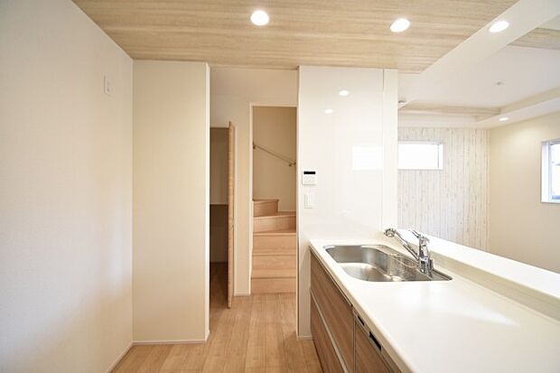 お料理をしながらリビングの家族やゲストとの会話が楽しめるカウンタータイプのキッチン。毎日のお料理を楽しく快適に。 