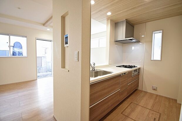 カウンターキッチンならではの開放的な見通し、全体が見渡せることでご家族の団欒スペースもより明るく笑顔が溢れる空間となります。 