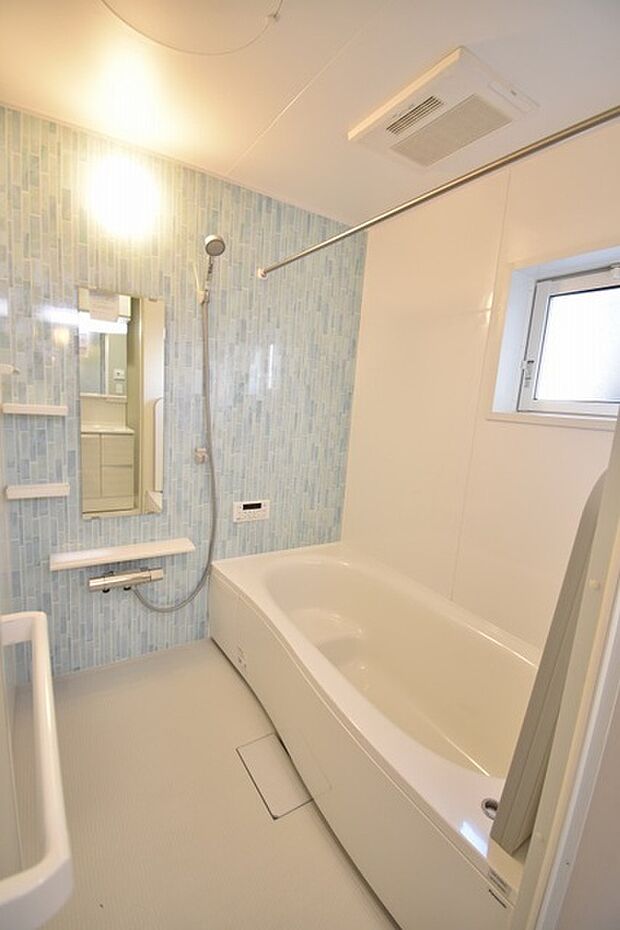 一日の疲れを癒してくれるゆったりとしたバスルームです。 