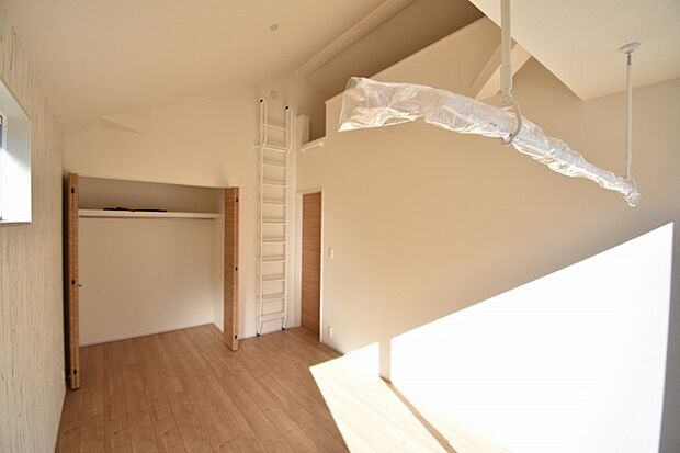 実際に室内をご見学頂くと生活のイメージが広がると思います。家具を置いたイメージや窓からの景色など。周辺で販売に出している物件も一緒にまとめてご見学頂き、比較する事もできます。