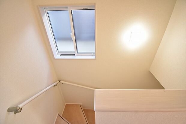 実際に室内をご見学頂くと生活のイメージが広がると思います。家具を置いたイメージや窓からの景色など。周辺で販売に出している物件も一緒にまとめてご見学頂き、比較する事もできます。