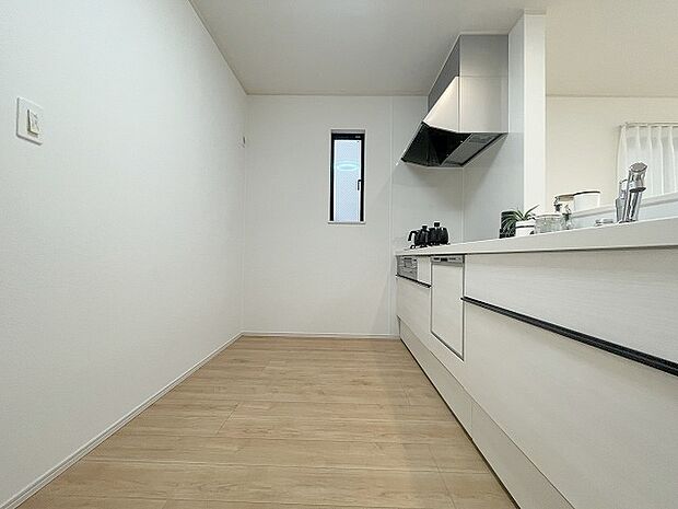 キッチンコンロスペースの近くには、空気の入れ替えが可能な開口部を設置！！ お料理をする際には、換気扇を回しながら匂いが籠らない様に開放してお料理もお楽しみ頂けます。 