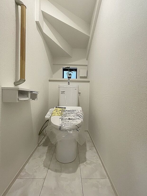 階段下を有効活用したトイレスペース。 便座はもちろんウォシュレット。  