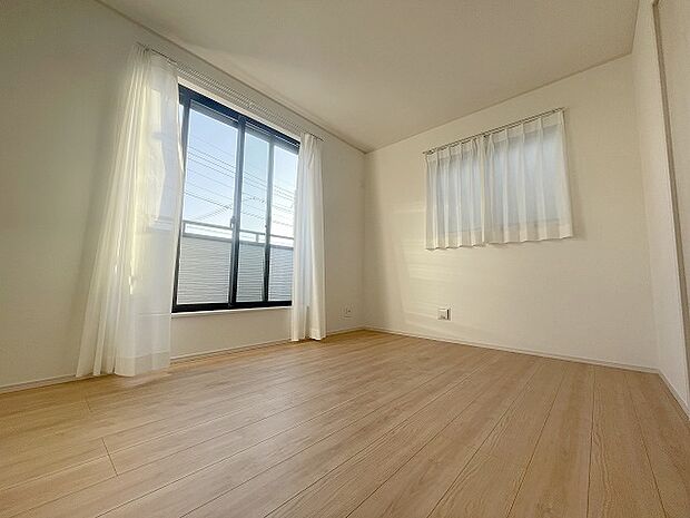 洋室はモダンなデザインと機能性を備え、快適な生活空間に。明るい窓から差し込む自然光が広々とした空間をさらに明るく開放的に感じさせます。  