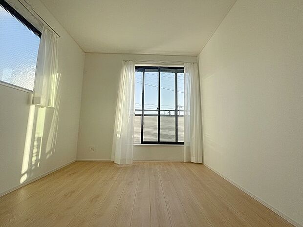 スマートなデザインと賢い収納が生活を快適にします。広々とした雰囲気を演出する工夫が施され、生活空間の魅力を引き出します。  