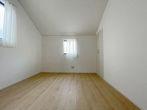 洋室はモダンなデザインと機能性を備え、快適な生活空間に。明るい窓から差し込む自然光が広々とした空間をさらに明るく開放的に感じさせます。  