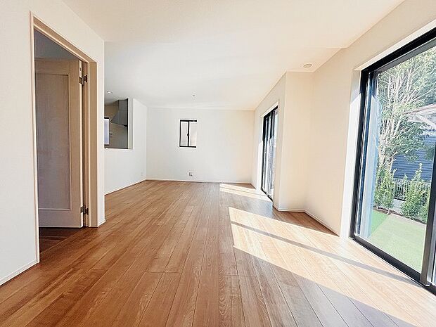 家族の集まるリビングは気持ちの良い自然光が差し込む団欒空間。室内のご見学予約も随時、受付中ですのでお気軽にお問合せください。