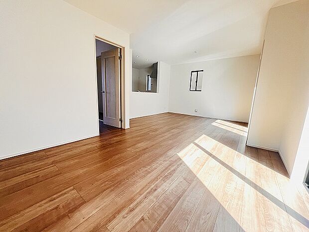 家族が食事するダイニングスペースをキッチンから見渡せる設計に。お料理をしながら家族とのコミュニケーションが増えそうな予感。