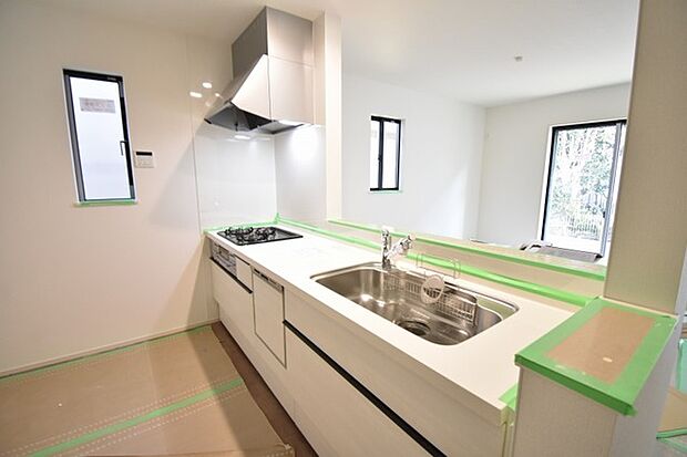 お料理をしながらリビングの家族やゲストとの会話が楽しめるカウンタータイプのキッチン。毎日のお料理を楽しく快適に。 