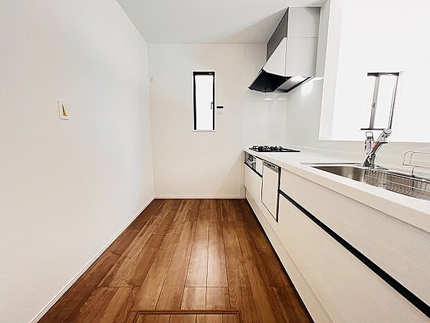 お料理をしながらリビングの家族やゲストとの会話が楽しめるカウンタータイプのキッチン。毎日のお料理を楽しく快適に。