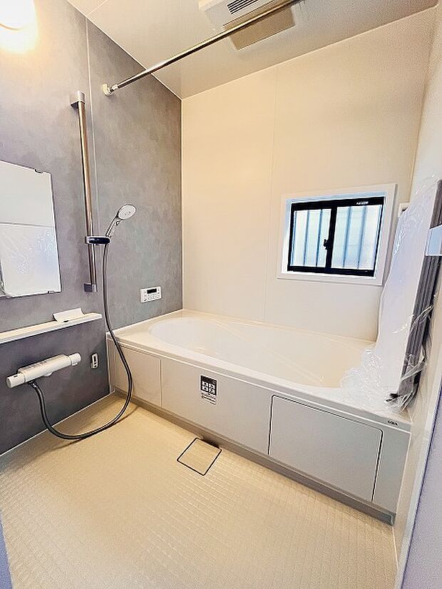 一日の疲れを癒してくれるゆったりとしたバスルームです。