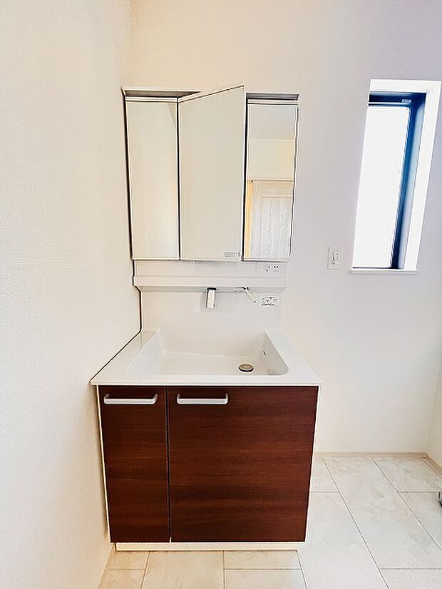 三面鏡に洗面台。 コンセントに照明機能、多機能性を備えた設備です。