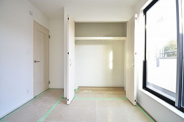 豊富な収納スペースもこの物件の特長の一つ。各所に収納が完備されており、生活をスッキリと整えることができます。 