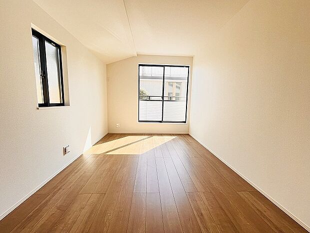 洋室はモダンなデザインと機能性を備え、快適な生活空間に。明るい窓から差し込む自然光が広々とした空間をさらに明るく開放的に感じさせます。