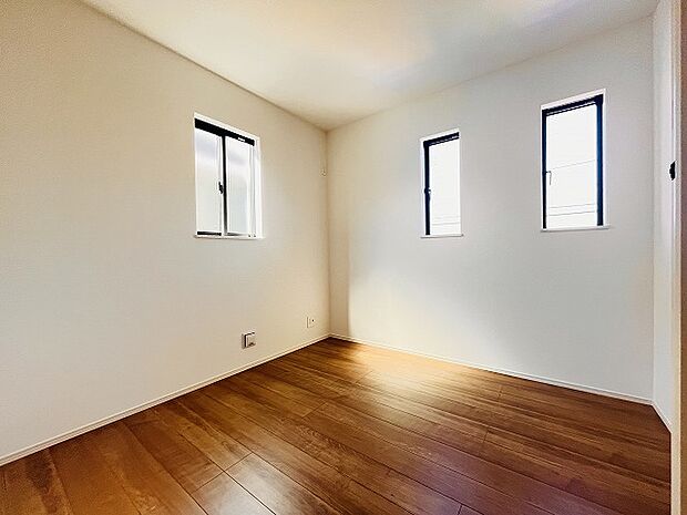 スマートなデザインと賢い収納が生活を快適にします。広々とした雰囲気を演出する工夫が施され、生活空間の魅力を引き出します。