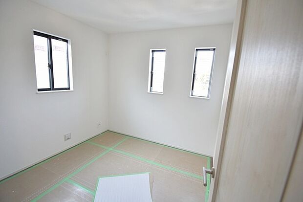 洋室はモダンなデザインと機能性を備え、快適な生活空間に。明るい窓から差し込む自然光が広々とした空間をさらに明るく開放的に感じさせます。  