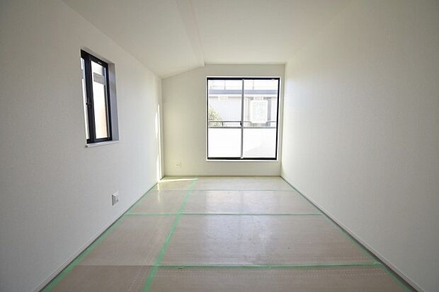 スタイリッシュなデザインと快適な居住性を兼ね備えた洋室。広々とした空間は、自分らしいインテリアを楽しむことができるほか、リラックスした時間を過ごすことができそうです。 