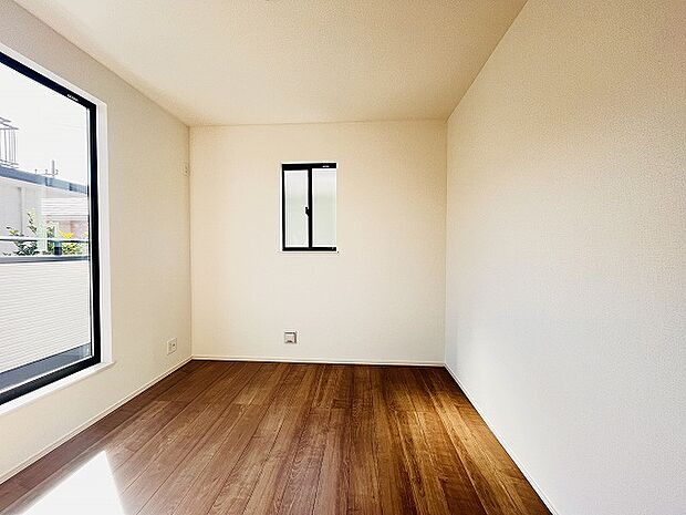 実際に室内をご見学頂くと生活のイメージが広がると思います。家具を置いたイメージや窓からの景色など。周辺で販売に出している物件も一緒にまとめてご見学頂き、比較する事もできます。