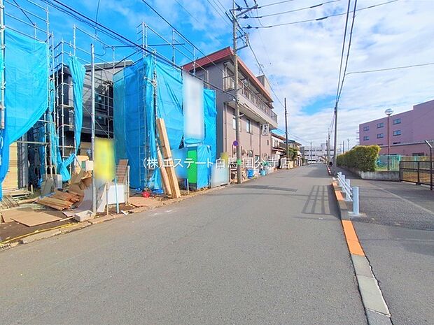 安心して暮らすことのできる住宅街。 住宅地の道路は一般に交通量が少なく車などの騒音が少ないため、住民にとって静かな生活環境が提供されます。