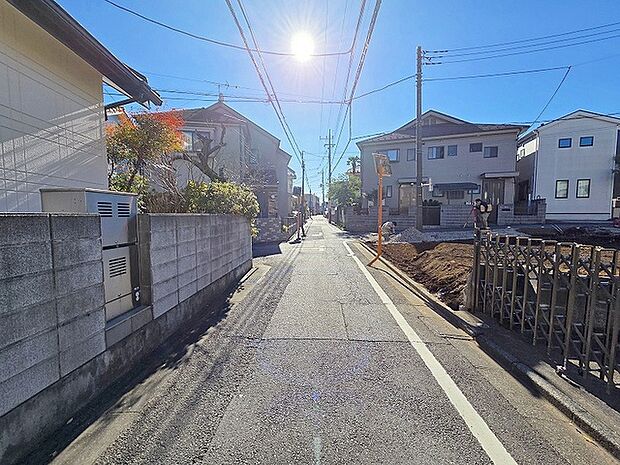 安心して暮らすことのできる住宅街。　住宅地の道路は一般に交通量が少なく車などの騒音が少ないため、住民にとって静かな生活環境が提供されます。 