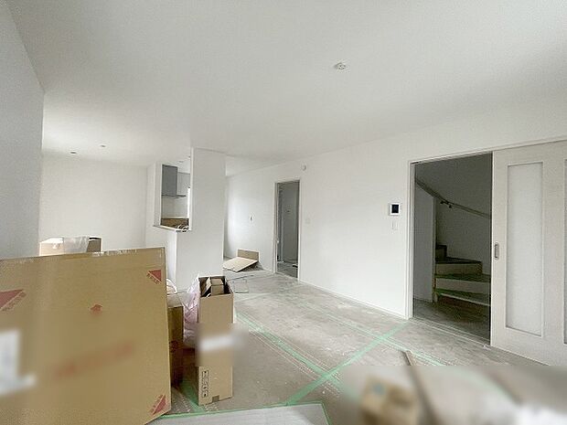 家族の集まるリビングは気持ちの良い自然光が差し込む団欒空間。室内のご見学予約も随時、受付中ですのでお気軽にお問合せください。 