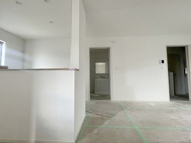 家族が食事するダイニングスペースをキッチンから見渡せる設計に。お料理をしながら家族とのコミュニケーションが増えそうな予感。 