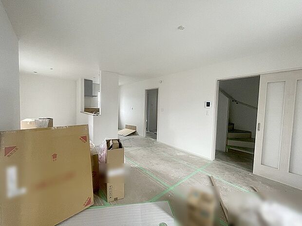 家族の集まるリビングは気持ちの良い自然光が差し込む団欒空間。室内のご見学予約も随時、受付中ですのでお気軽にお問合せください。 