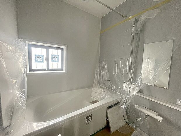 一日の疲れを癒してくれるゆったりとしたバスルームです。 