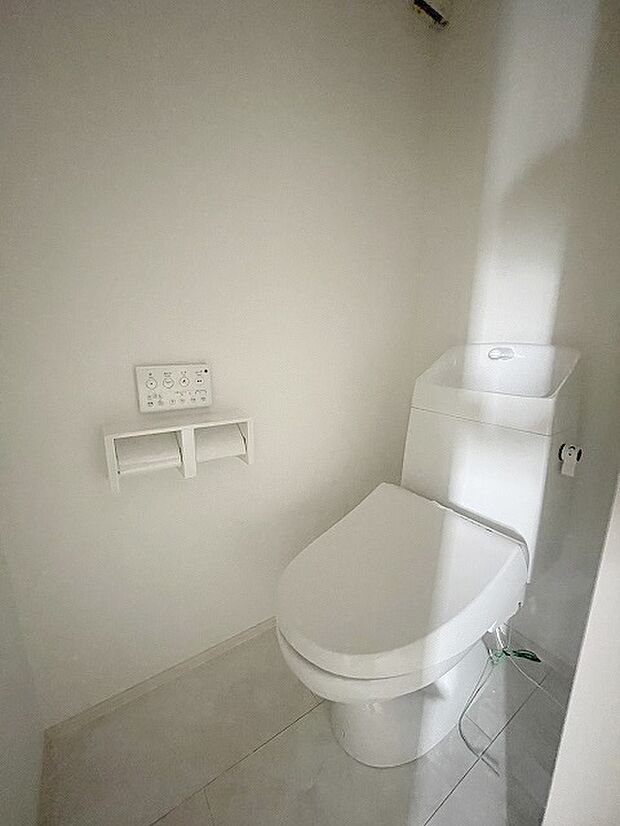 トイレにはウォシュレット機能を標準装備。