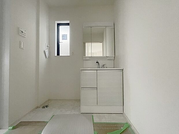 三面鏡に洗面台。 コンセントに照明機能、多機能性を備えた設備です。  