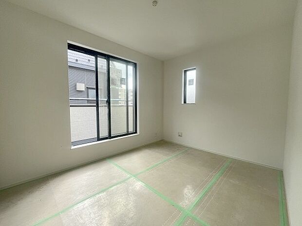 洋室はモダンなデザインと機能性を備え、快適な生活空間に。明るい窓から差し込む自然光が広々とした空間をさらに明るく開放的に感じさせます。  