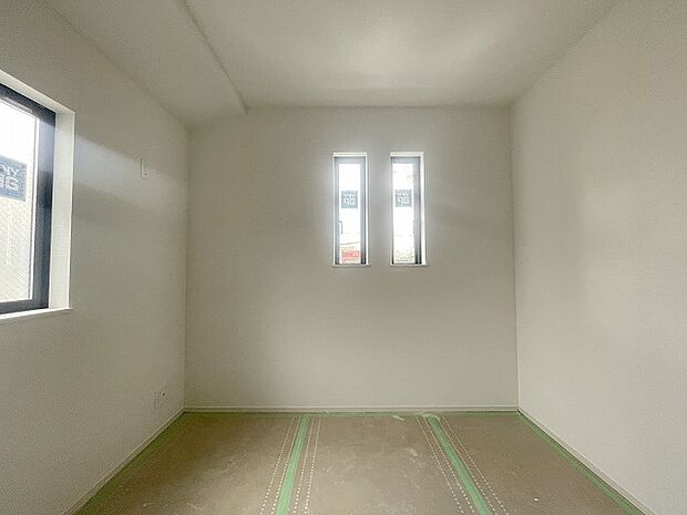 洋室はモダンなデザインと機能性を備え、快適な生活空間に。明るい窓から差し込む自然光が広々とした空間をさらに明るく開放的に感じさせます。  