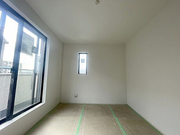 スマートなデザインと賢い収納が生活を快適にします。広々とした雰囲気を演出する工夫が施され、生活空間の魅力を引き出します。  