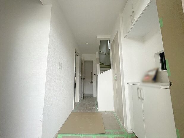 玄関は家の第一印象を左右する重要な場所。ほどよい広さとスタイリッシュな色遣いが印象的です。 