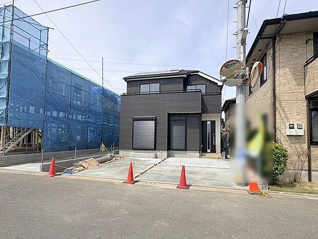 周辺の街並みの中で適度な主張、生活に溶け込むシンプルなデザインの外観が魅力の一戸建です。 