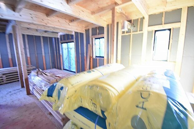 実際に室内をご見学頂くと生活のイメージが広がると思います。家具を置いたイメージや窓からの景色など。周辺で販売に出している物件も一緒にまとめてご見学頂き、比較する事もできます。