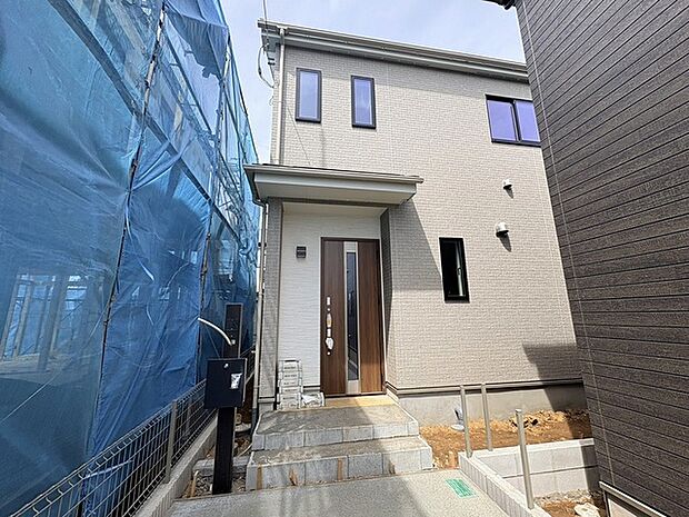 周辺の街並みの中で適度な主張、生活に溶け込むシンプルなデザインの外観が魅力の一戸建です。