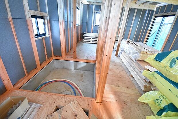 実際に室内をご見学頂くと生活のイメージが広がると思います。家具を置いたイメージや窓からの景色など。周辺で販売に出している物件も一緒にまとめてご見学頂き、比較する事もできます。