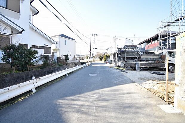 周辺は住宅が建ち並ぶ閑静な住宅街です。