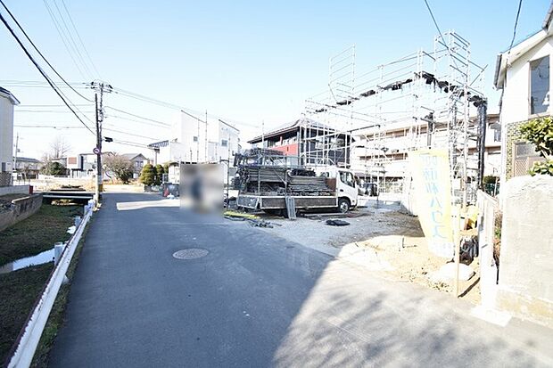 安心して暮らすことのできる住宅街。　住宅地の道路は一般に交通量が少なく車などの騒音が少ないため、住民にとって静かな生活環境が提供されます。 