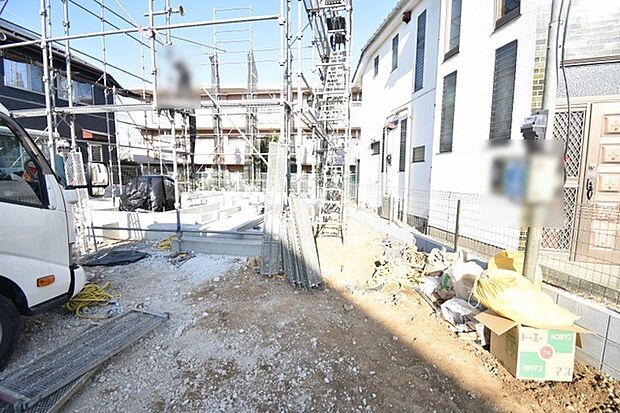 現在建物を建築中です、建築中の物件については現地確認の他、同施工会社の完成施工例のご案内、担当者のプレゼンテーションにてご検討ください。適切なご検討の方法をご説明させて頂きます。